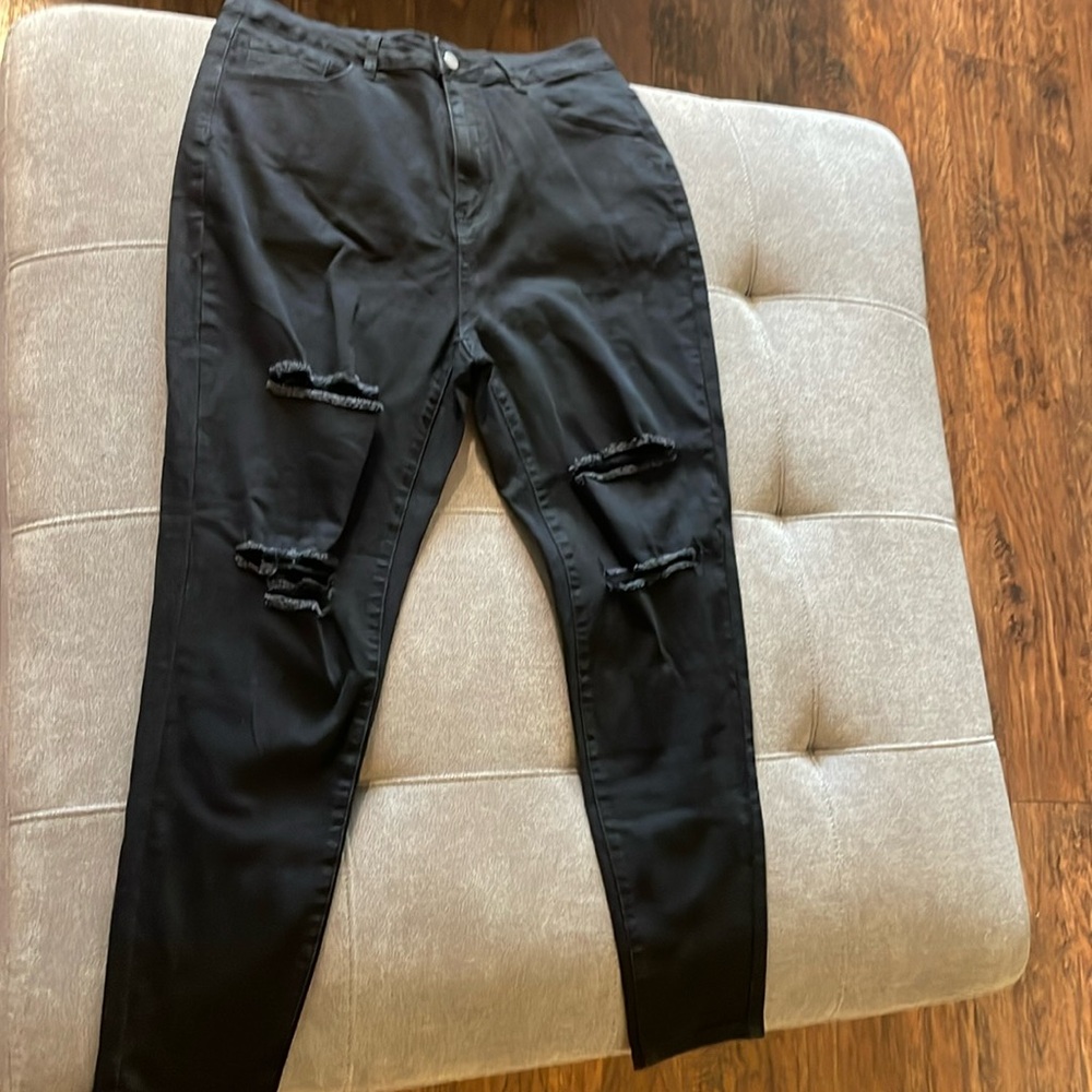SHEIN curve 1xl black pants. Ripped jeans.
